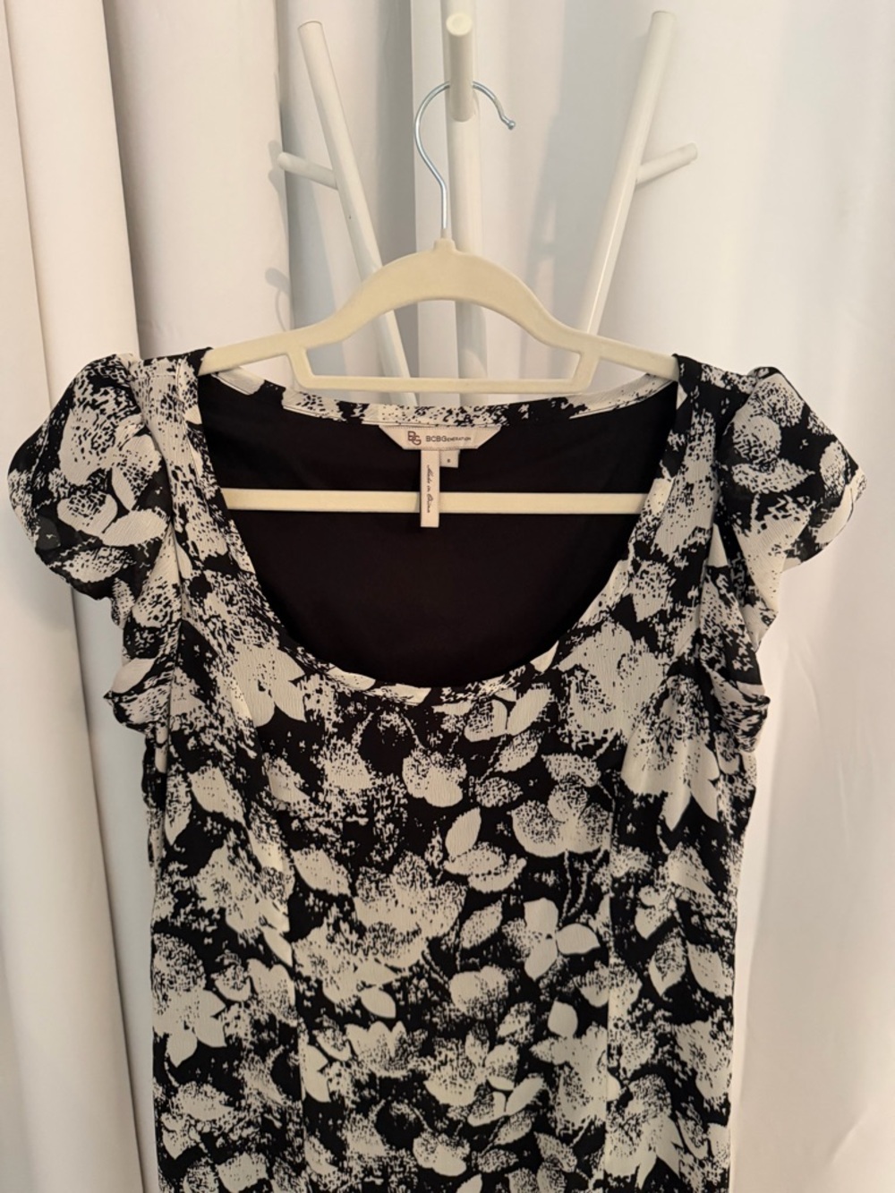 BCBGMaxAzria Black and White Floral Scoop Neck Dress with Cap Sleeves